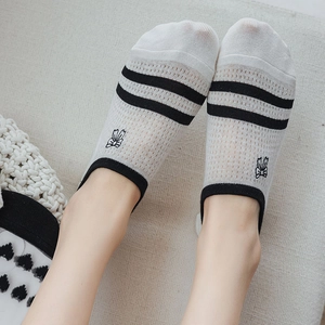 Détail de chaussettes invisibles en mesh avec broderie nœud et rayures noires élégantes