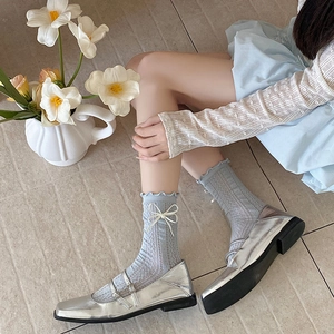 Chaussures Mary Jane argentées à doubles brides et chaussettes en dentelle à nœuds