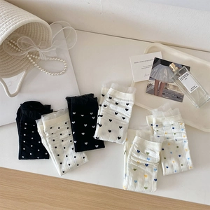 Détails de dentelle à volants et motif cœur sur des chaussettes mi-mollet style japonais