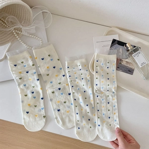 Détail de quatre paires de chaussettes en coton avec bordure dentelle, cœurs et pois