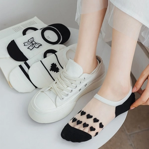Détail de broderie cœur et nœud sur des chaussettes invisibles et respirantes
