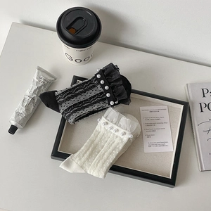 Détails de chaussettes en résille à pois, dentelle plissée en mousseline et perles