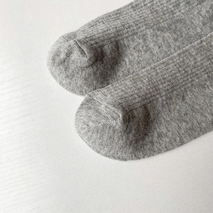 Gros plan détaillé de la pointe sans couture et de la texture en maille côtelée des chaussettes