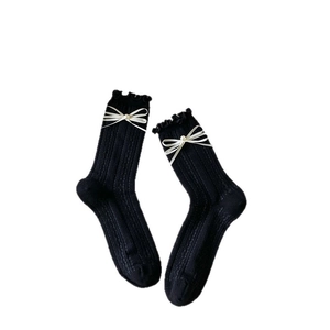 Chaussettes noires style japonais avec bord à volants, nœud en ruban blanc et perles