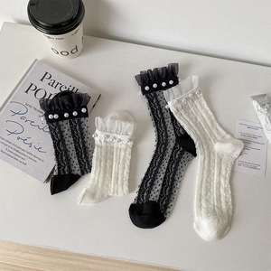 Détails de chaussettes en résille avec dentelle et perles en noir et blanc élégant
