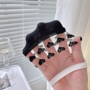 Détail montrant la texture en maille transparente et le motif cœur du bas fin d'été