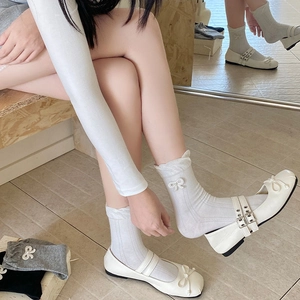 Weiße Mary-Jane-Schuhe mit Schleifen und passenden gerippten Socken im japanischen Stil