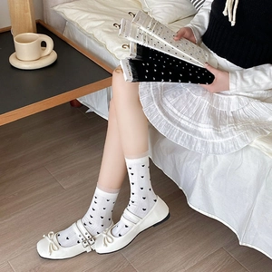 Gros plan de chaussettes japonaises à pois cœurs avec bordure en dentelle élégante