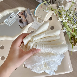 Détail de chaussettes Lolita beige avec bordure en dentelle et maille respirante douce