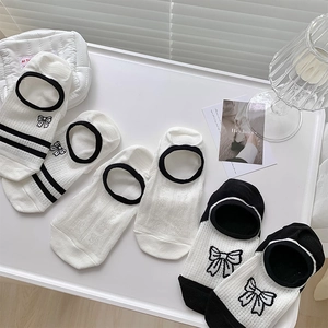 Vue détaillée de chaussettes en maille respirante avec broderies cœur et nœud