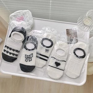 Détail du lot de 5 paires de chaussettes invisibles avec broderie nœud et cœur