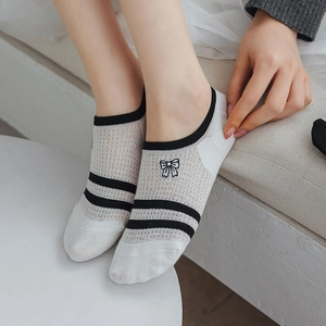 Détail de chaussettes invisibles en mesh respirant avec nœud noir brodé et rayures