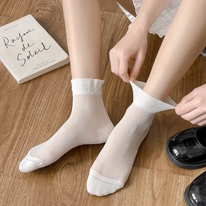 Weiße, hohle, halbhohe Socken mit vertikalen Streifen und atmungsaktiver Netzstruktur