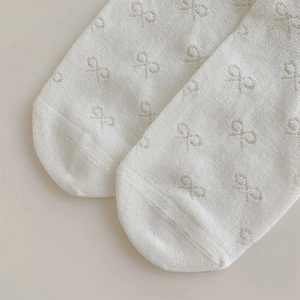 Détail macro de chaussettes en tricot ajouré respirant avec motifs de nœuds ballets
