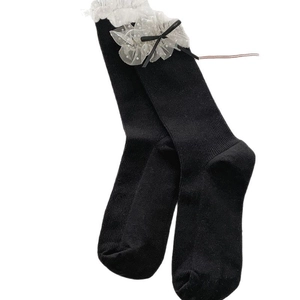 Chaussettes noires de style japonais avec dentelle à pois blancs et petit nœud