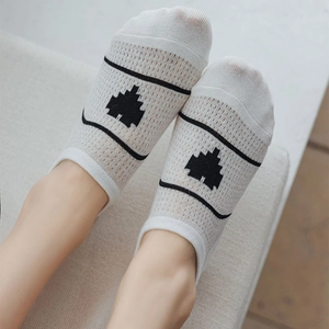Socquettes blanches en mesh respirant pour femmes avec rayures noires et motif