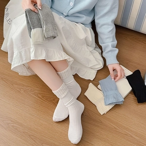 Détail de chaussettes en maille respirante à rayures verticales en couleurs Morandi