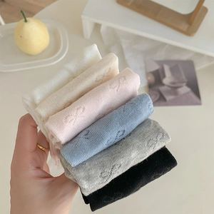 Détail des chaussettes en coton à motif nœud style ballet en plusieurs coloris