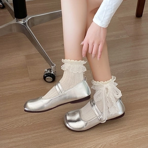 Chaussettes blanches en dentelle style Lolita avec nœuds et chaussures Mary Jane argent