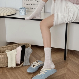Détail de chaussettes avec motif ajouré en cœur et bordure en dentelle festonnée douce