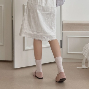 Détails de chaussettes en dentelle à volants avec motif cœur et chaussures Mary Jane roses