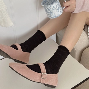Ballerines Mary Jane en daim rose avec chaussettes résille à cœur et boucle argentée