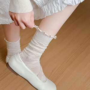 Chaussettes blanches style ballet avec motifs de nœuds violets et bordures volantées