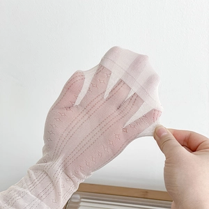 Nahaufnahme der weißen atmungsaktiven Netzsocken mit hoher Elastizität und Spitze
