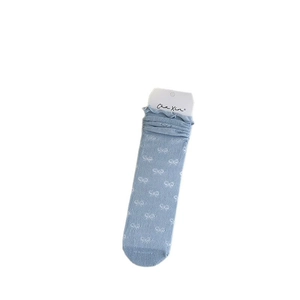 Chaussettes bleu clair style ballerine avec nœuds blancs et bordure ondulée