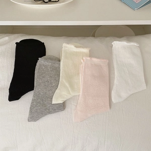 Détails des bords volantés et de la maille ajourée de ces chaussettes mi-hautes en cinq tons
