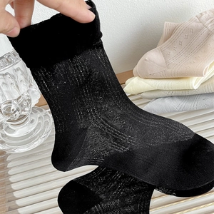 Nahaufnahme leichter, atmungsaktiver Netzsocken mit hoher Elastizität und Transparenz