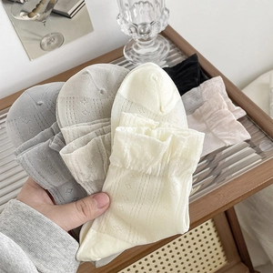 Detail von Spitzen-Hohlgittersocken mit Rüschenbündchen und Rautenmustern