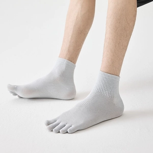 Men's grey five-finger crew socks with breathable mesh and ribbed cuffs in cotton