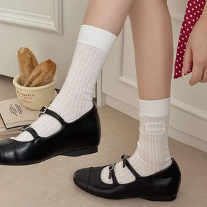 Chaussettes blanches à dentelle style japonais avec chaussures Mary Jane noires vintage