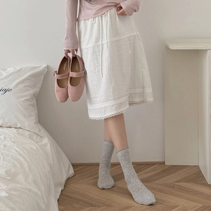 Chaussures Mary Jane roses avec chaussettes résille grises et jupe en dentelle délicate