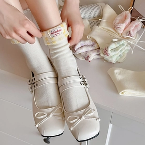 Chaussures Mary Jane blanc cassé avec rubans et chaussettes à carreaux de style coréen