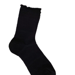 Chaussettes noires pour femmes avec bordure volantée et motif en maille ajourée