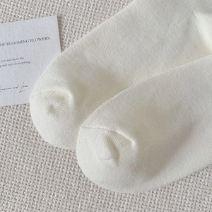 Gros plan de chaussettes blanc crème avec texture en coton haute densité et couture nette
