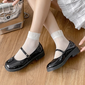 Schwarze Lackleder Mary Jane Schuhe kombiniert mit weißen Spitzen-Netzsocken