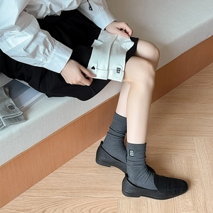 Mid-calf cotton socks with heart embroidery and letter tag in dark grey and off-white