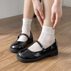 Klassische schwarze Lackleder-Mary-Jane-Schuhe mit Blockabsatz und weißen Spitzensocken