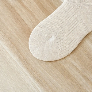 Nahaufnahme beiger gerippter Socken mit verstärkter Spitze und atmungsaktiver Baumwolle