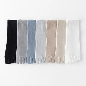 Men Toe Socks Cotton Breathable Athletic Split Toe Ribbed Crew Socks Solid Color Soft Comfortable Elastic Mid Calf Socks