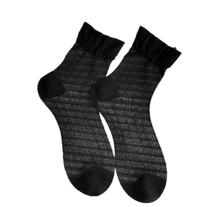 Glitzernde schwarze Streifensocken mit Silberfaden und modischem Rüschensaum
