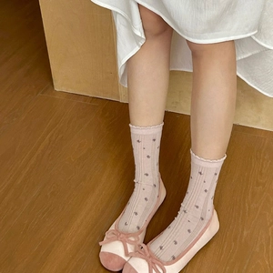 Chaussettes florales douces à volants avec ballerines à nœud sur sol en bois