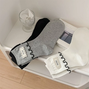 Détails des chaussettes à bords volantés avec écusson en dentelle KIKI SOX, noir et gris