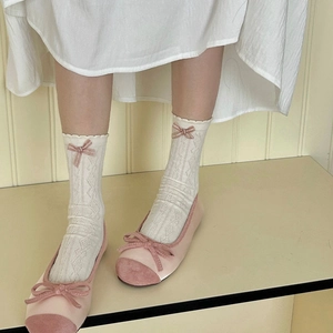 Ballerines roses avec nœud et chaussettes en dentelle blanche style Balletcore doux