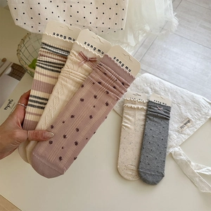 Détail des chaussettes coton rose Morandi et beige avec nœud dentelle et maille pointelle