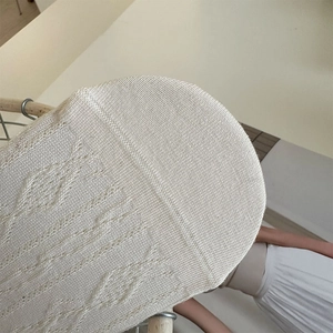 Gros plan de chaussettes en tricot ajouré blanc avec des motifs de losanges détaillés