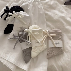 Detail of 5-pack crew socks with 3D bear pattern and elegant silk bow accents